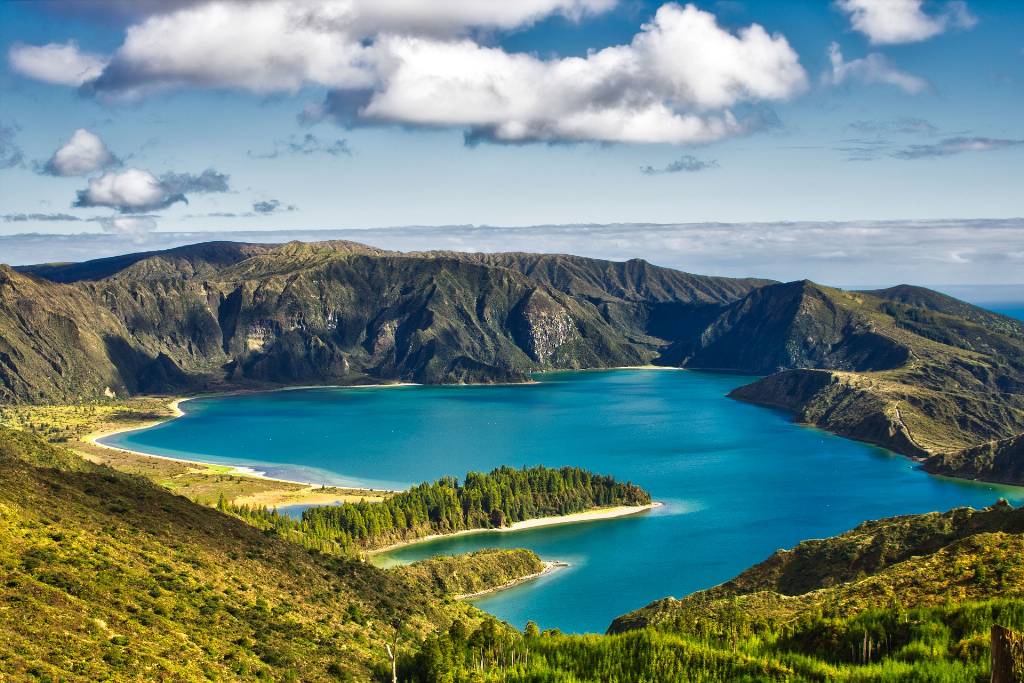 Azorské ostrovy: lagúna Sete Cidades, termálne Furnas, modré hydrangey